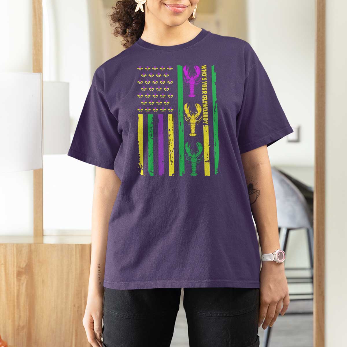 Funny Mardi Gras Crawfish T Shirt For Women Whos Your Crawdaddy USA American Flag Carnival