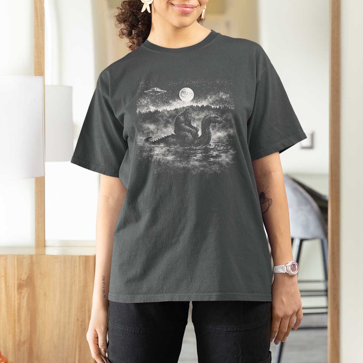 Bigfoot Loch Ness Monster T Shirt For Women Funny Retro Sasquatch Nessie Funny Cryptid Vintage Graphic
