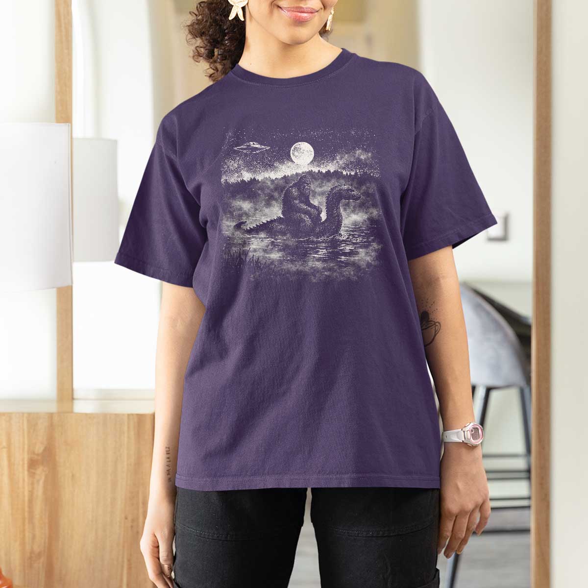Bigfoot Loch Ness Monster T Shirt For Women Funny Retro Sasquatch Nessie Funny Cryptid Vintage Graphic