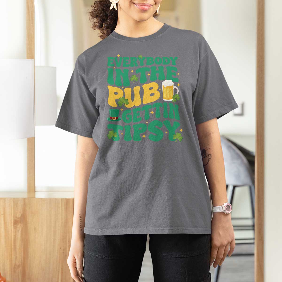 St. Patrick's Day Pub T Shirt For Women Everybody In The Pub Getting Tipsy Irish Pub