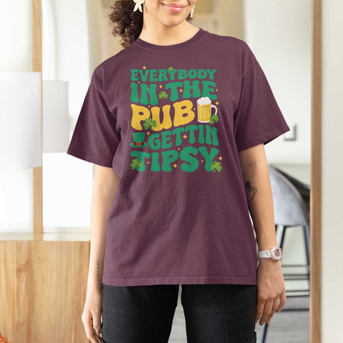 St. Patrick's Day Pub T Shirt For Women Everybody In The Pub Getting Tipsy Irish Pub