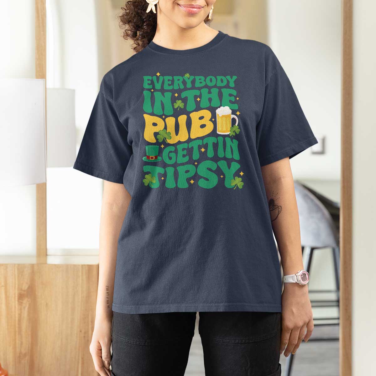 St. Patrick's Day Pub T Shirt For Women Everybody In The Pub Getting Tipsy Irish Pub