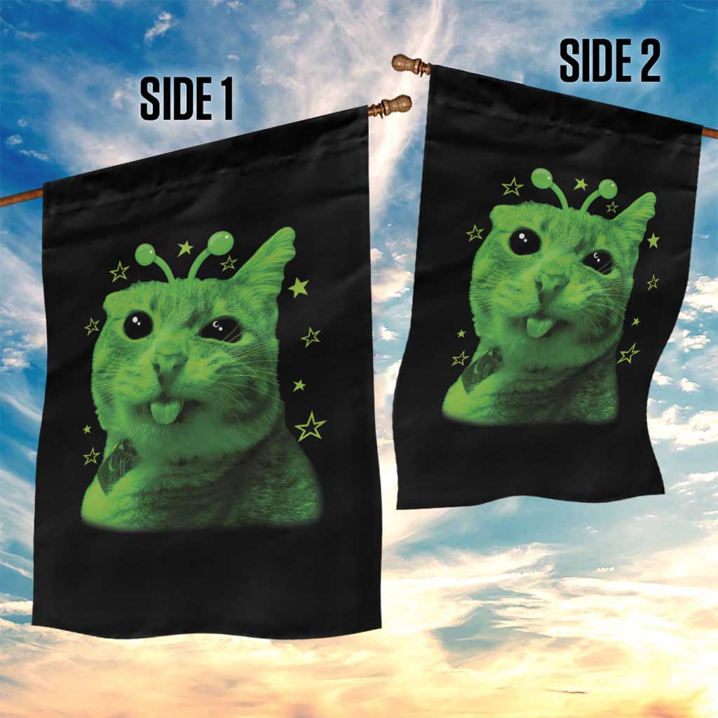 Funny Alien Cat Meme Retro Y2K Vintage Space Kitty Garden Flag