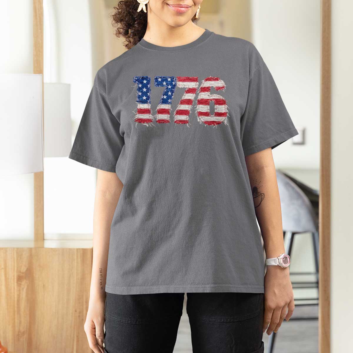 Distressed Faux Patchwork 1776 USA Flag T Shirt For Women Vintage Effect Printing Patriotic Graphic 4th Of July Independence Day