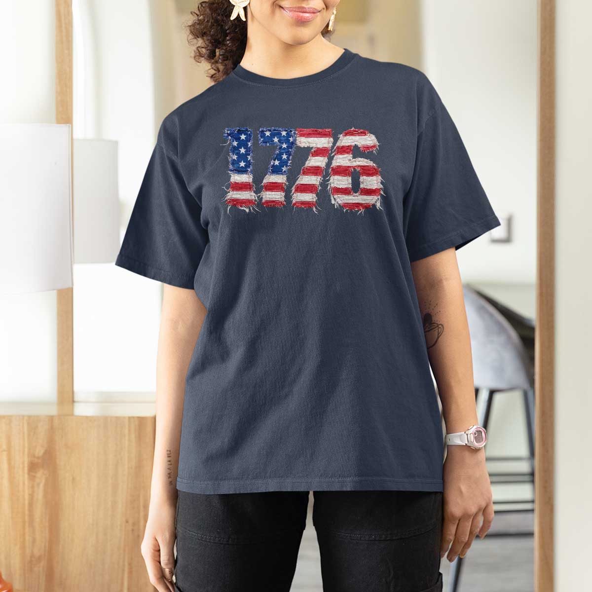 Distressed Faux Patchwork 1776 USA Flag T Shirt For Women Vintage Effect Printing Patriotic Graphic 4th Of July Independence Day