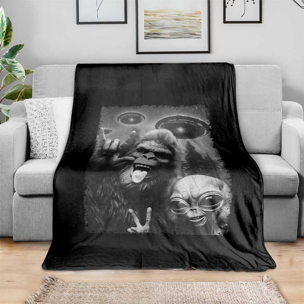 Bigfoot Selfie With Alien Throw Blanket UFO Funny Sasquatch Rock On Hand Sign - Wonder Print Shop