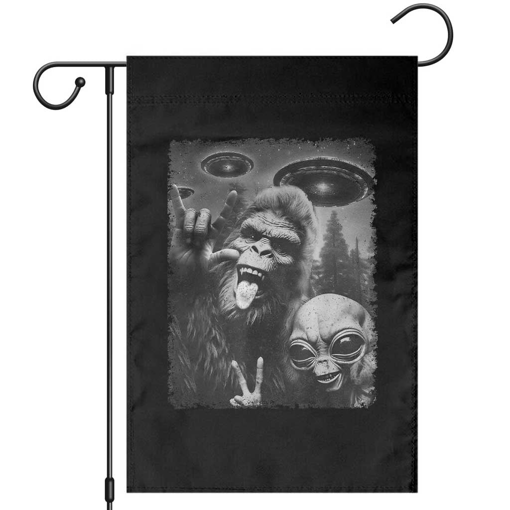 Bigfoot Selfie With Alien Garden Flag UFO Funny Sasquatch Rock On Hand Sign - Wonder Print Shop