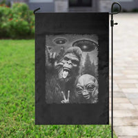 Bigfoot Selfie With Alien Garden Flag UFO Funny Sasquatch Rock On Hand Sign - Wonder Print Shop