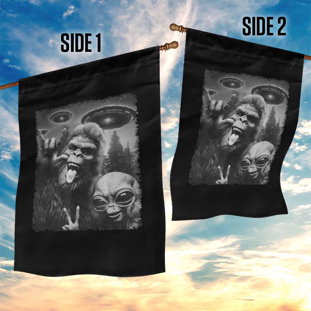 Bigfoot Selfie With Alien Garden Flag UFO Funny Sasquatch Rock On Hand Sign - Wonder Print Shop