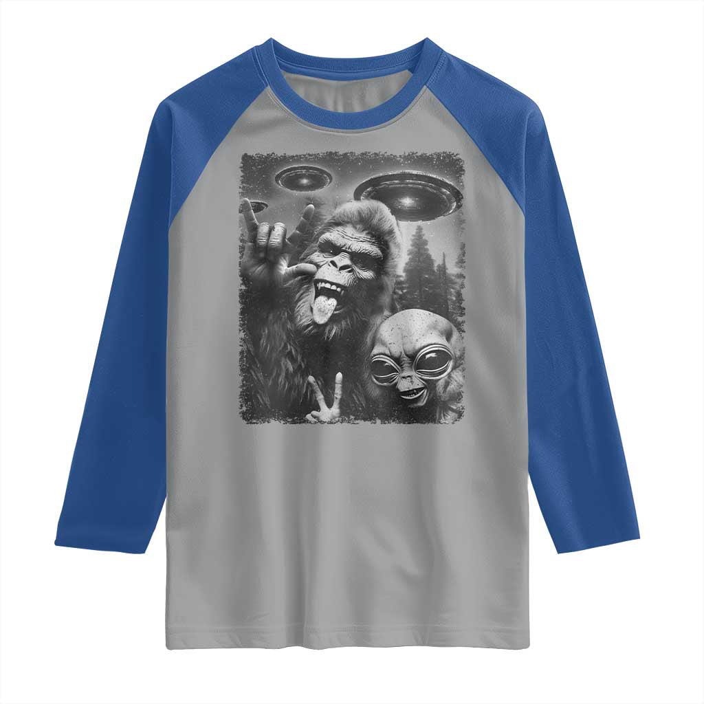 Bigfoot Selfie With Alien Raglan Shirt UFO Funny Sasquatch Rock On Hand Sign - Wonder Print Shop