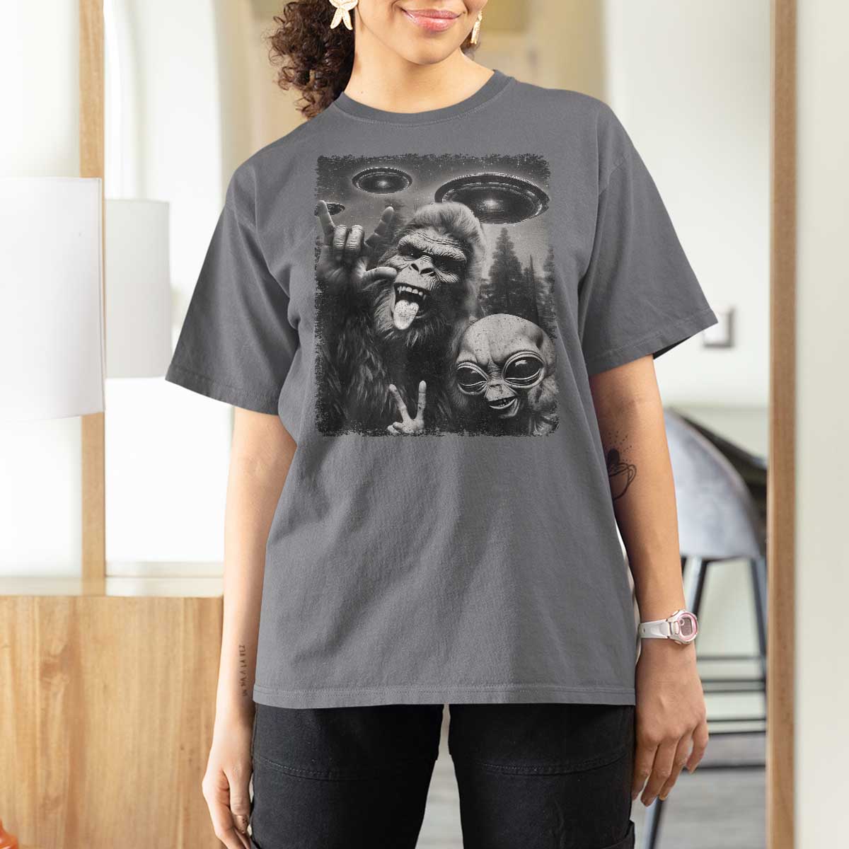 Bigfoot Selfie With Alien T Shirt For Women UFO Funny Sasquatch Rock On Hand Sign - Wonder Print Shop