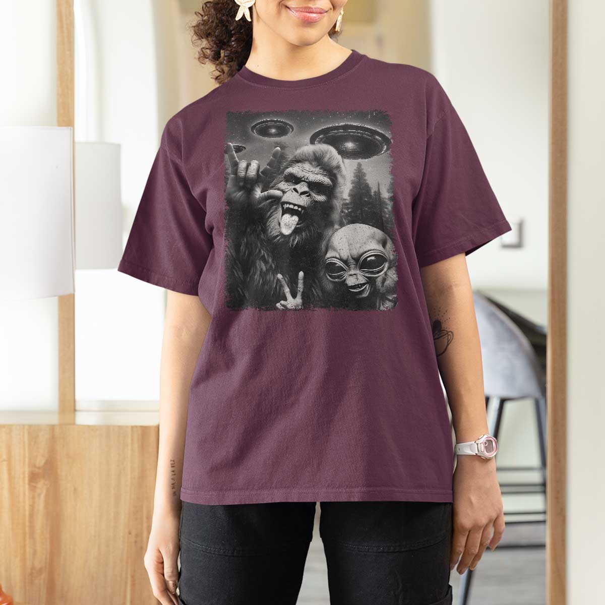 Bigfoot Selfie With Alien T Shirt For Women UFO Funny Sasquatch Rock On Hand Sign - Wonder Print Shop