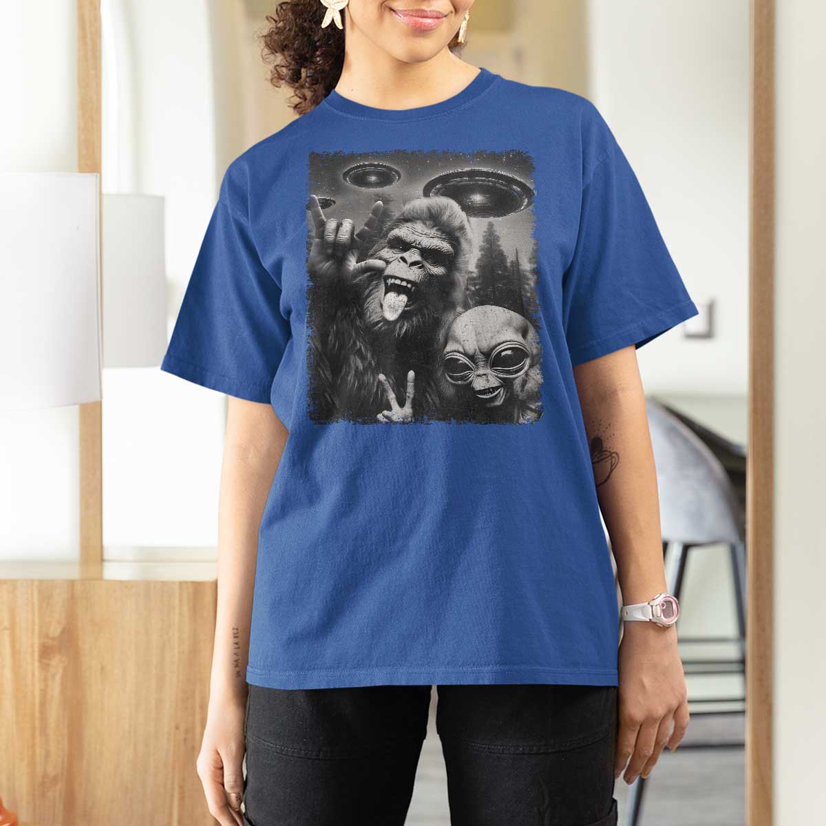 Bigfoot Selfie With Alien T Shirt For Women UFO Funny Sasquatch Rock On Hand Sign - Wonder Print Shop