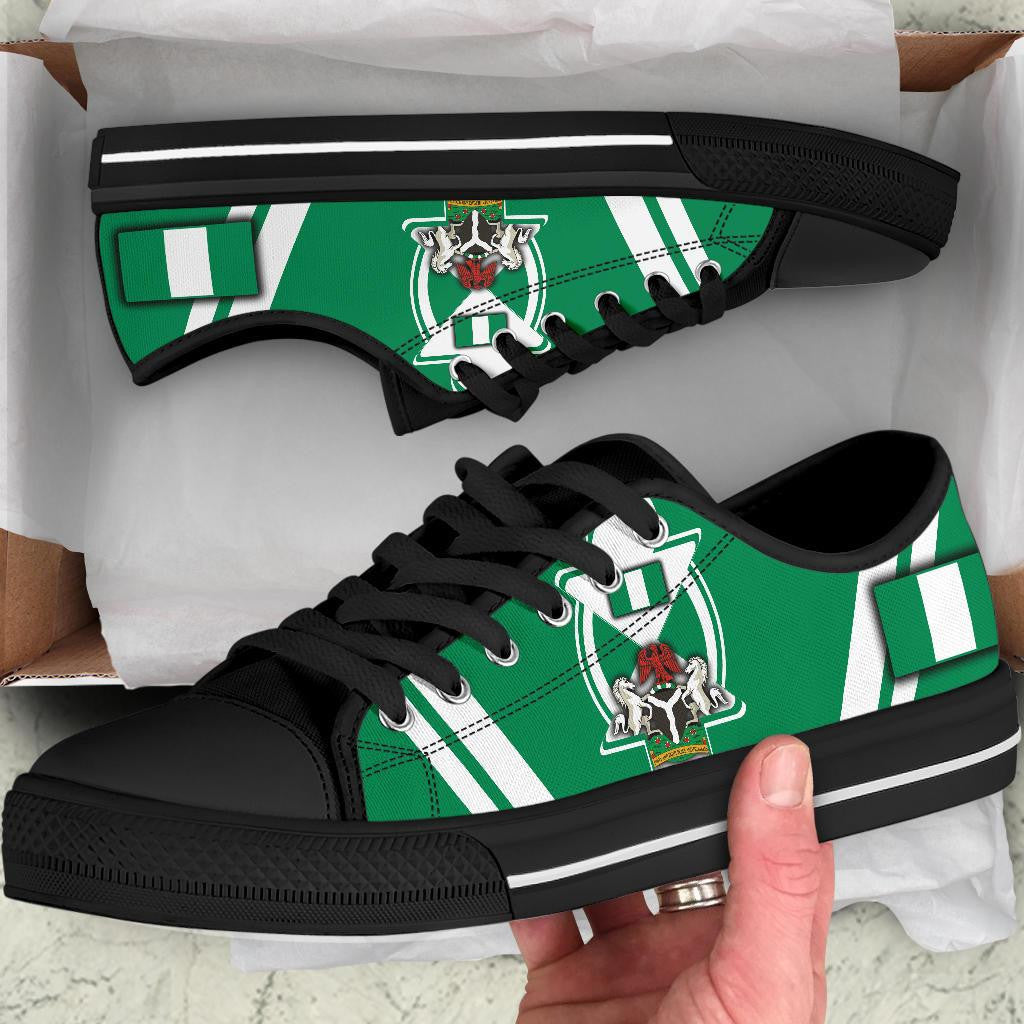 nigeria-low-top-shoes-nigerian-flag-and-coat-of-arms-boa-me-na-me-mmoa-wo