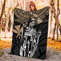 Black and gold tribal Hawaii king blanket with white portrait and HI emblem outdoors