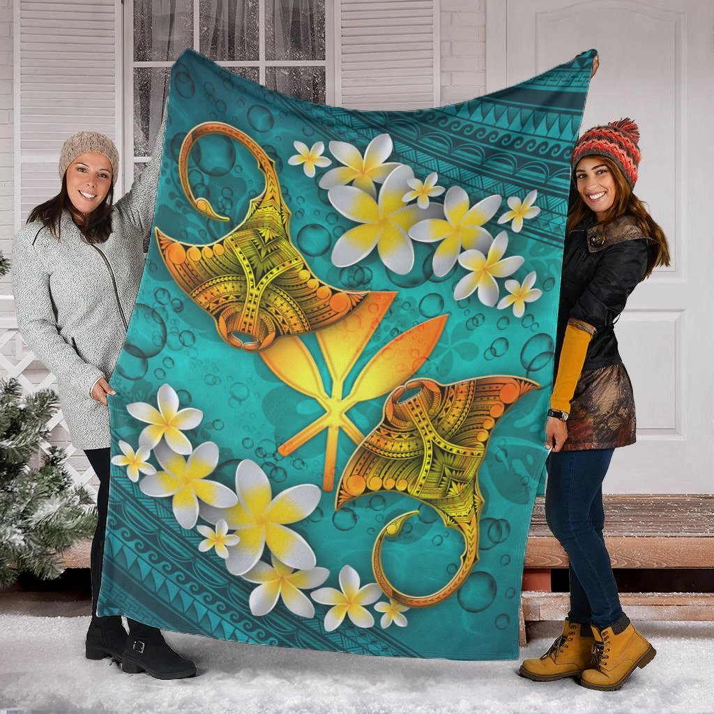 Turquoise Hawaiian manta ray blanket with starfish centerpiece and white-yellow plumeria flowers