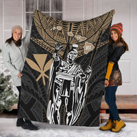 Black and gold Hawaii king blanket with white portrait, held up by two people