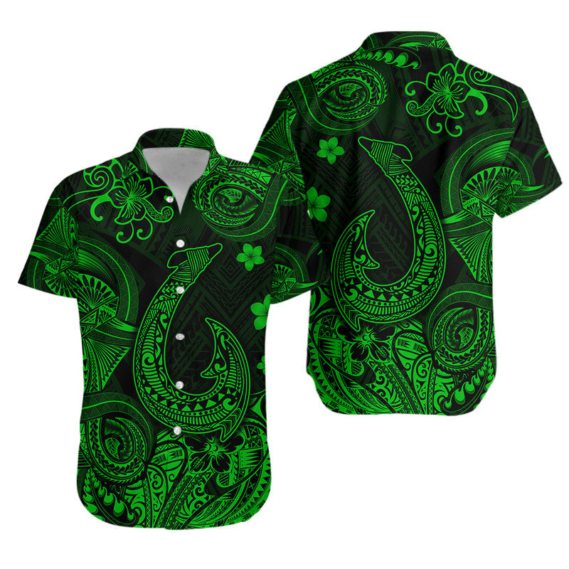 Short-sleeve Hawaiian button shirt in dark green with tribal fish and leaf pattern