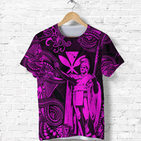 Dark T-shirt with crew neck and neon magenta Polynesian king graphic on front