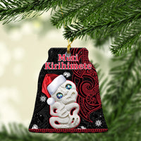 Red and black ceramic ornament with Santa face wearing a white hat, text “Meri Kirihimete”