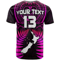 Rückseite: lila T-Shirt mit schwarzem Muster, „YOUR TEXT 13“ und Inselkontur