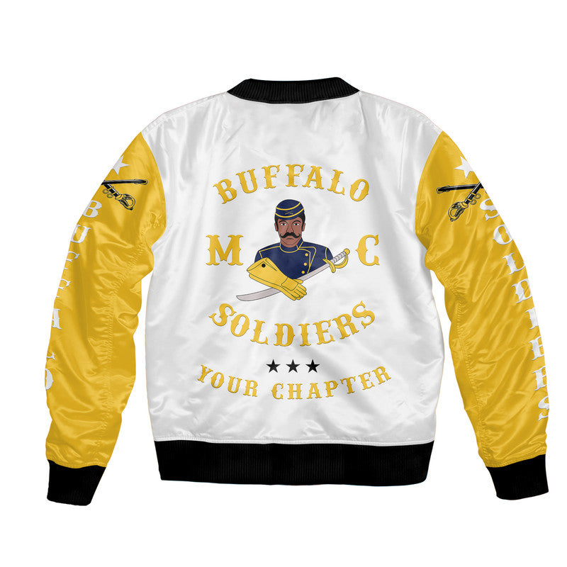 Weiße Bomberjacke mit goldenen Ärmeln, großer Rücken-Grafik und schwarzem Saum.